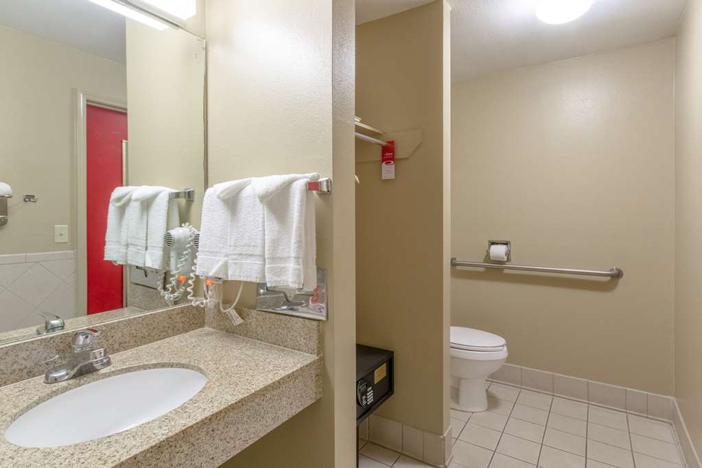 Econo Lodge Inn & Suites I 35 at Shawnee Mission - photo 33