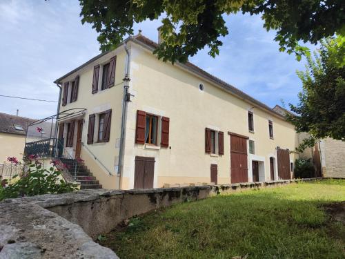 Gîte Osteis de 4 à 15 personnes au bord de l'Yonne - last minute hotel in Unknown City