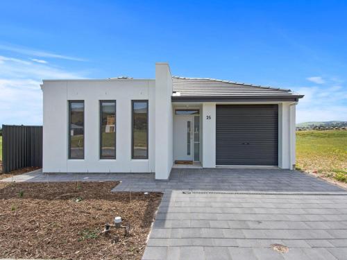 Putters Paradise 25 30 Troon Drive — hotel in Normanville