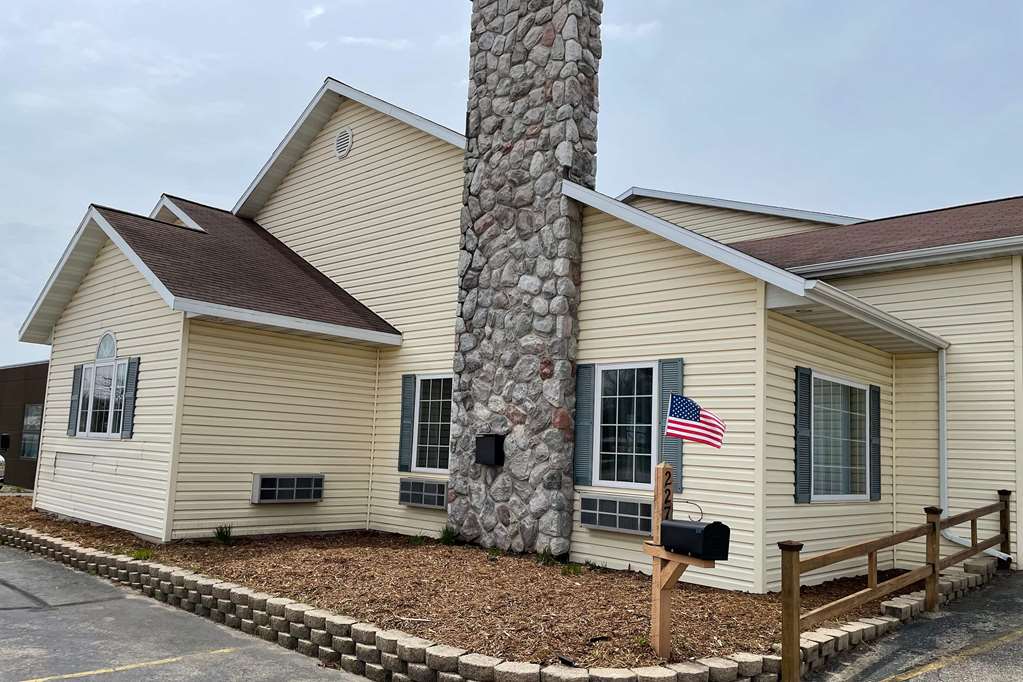 Super 8 by Wyndham Berlin WI - photo 3