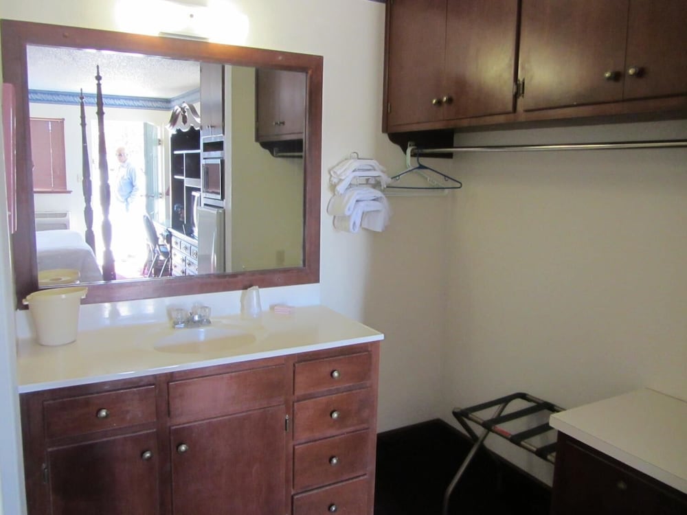 Warrick Plaza Inn - photo 17