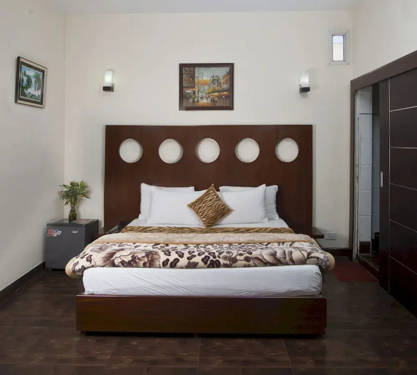 The Signature Leaf Hotel near Medanta Hospital Gurgaon