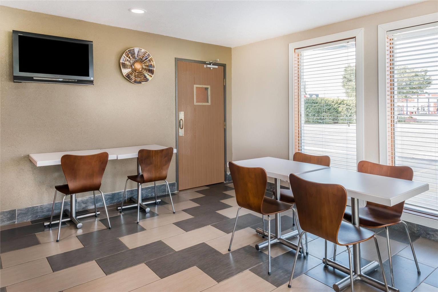 Super 8 by Wyndham Okawville - photo 18