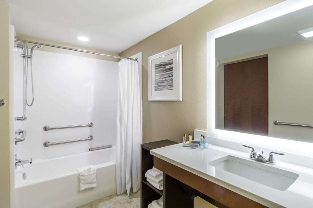 Hawthorn Suites by Wyndham Wheeling at the Highlands - photo 9