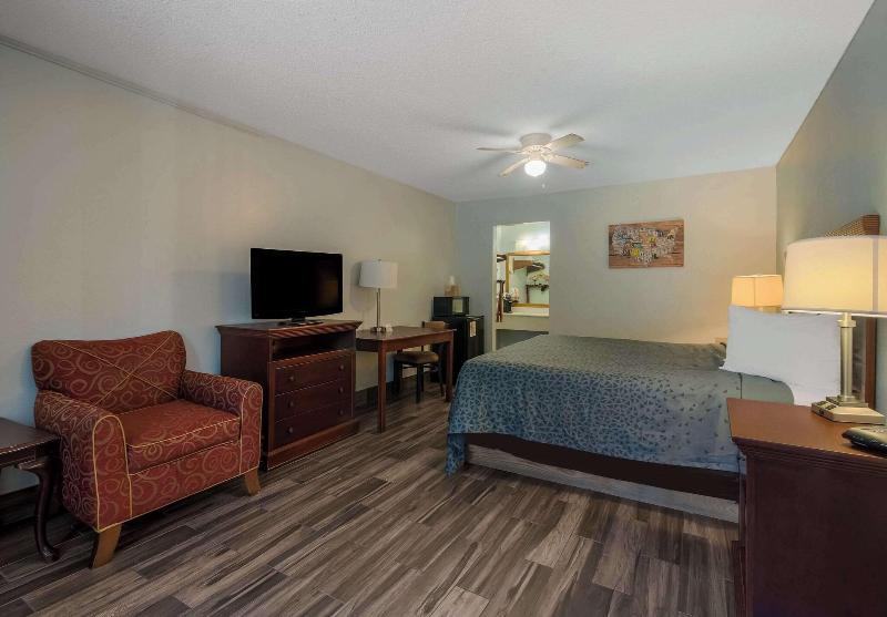 Econo Lodge Inn & Suites Fulton Rockport - photo 22