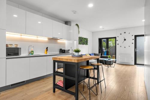 Large Townhouse 5 Beds with Two Parking Spaces Manchester City Centre — 4-Star Luxury Hotel in Manchester, United Kingdom