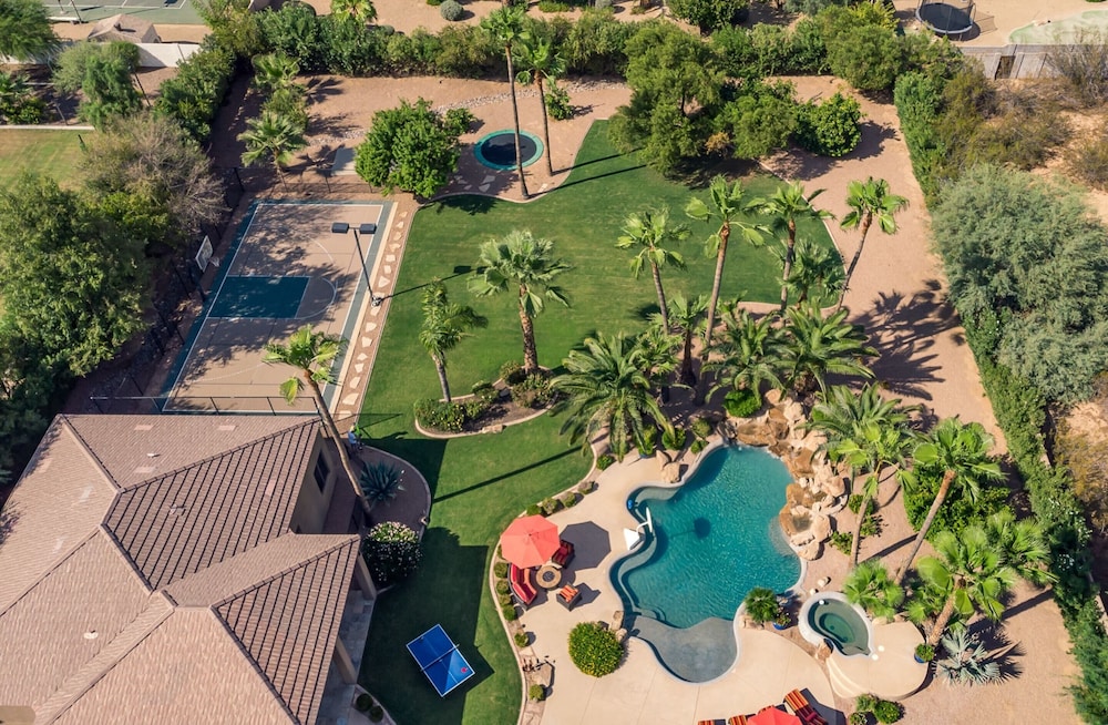Preston by Avantstay 6BR Desert Oasis w Basketball Court Pool & Hot Tub - photo 18