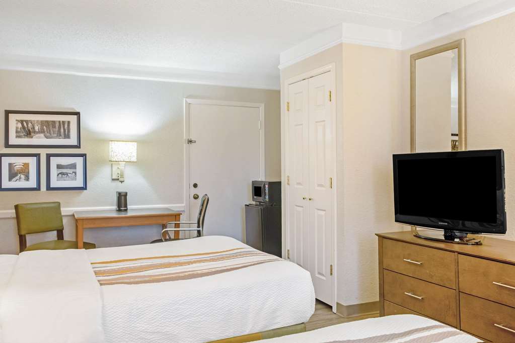 La Quinta Inn by Wyndham Victoria - photo 23