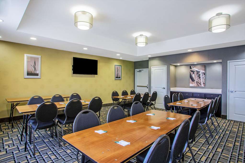La Quinta Inn & Suites by Wyndham Karnes City Kenedy - photo 42