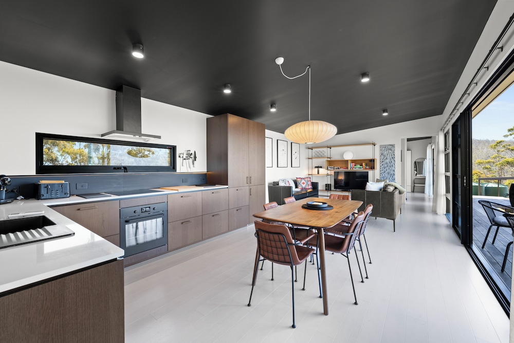 The Outlook on Mount Louis 2 Bedroom — 4-Star Luxury Hotel in Kingston, Australia