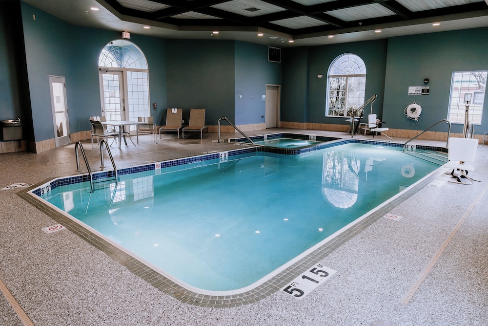 Holiday Inn Express Hotel & Suites Oshkosh by IHG - photo 57