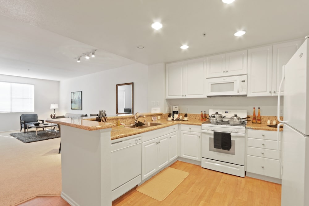 Global Luxury Suites at The Village - photo 25
