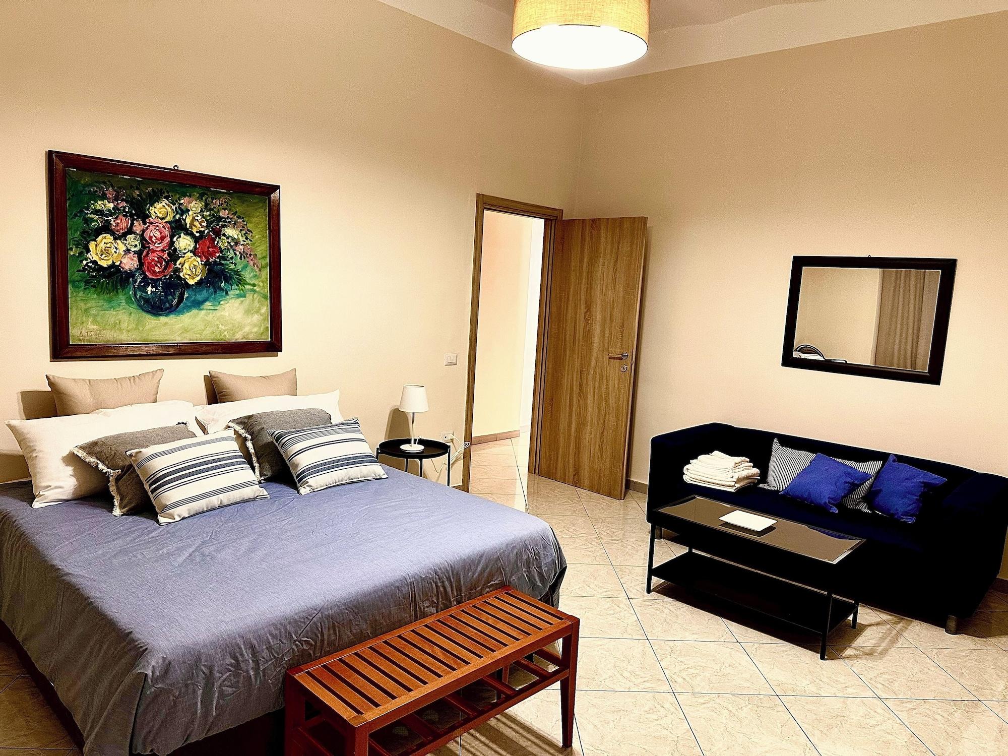 Vacanze Napoli Centrale Appartamento di Lusso 130 Mq Vicino Alla Stazione Centrale E Al Centro Storico Luxury 130 Sqm Apartment Near Central Station And Old Town — 4-Star Luxury Hotel in Naples, Italy