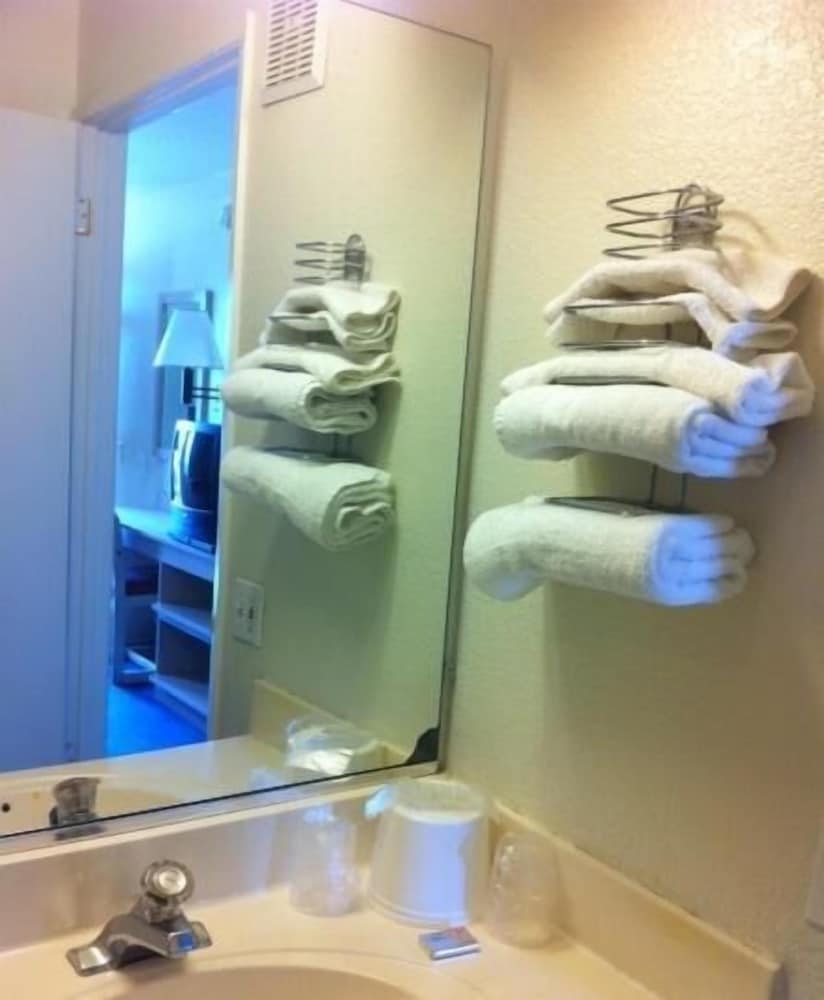 Hilltop Inn & Suites - photo 21