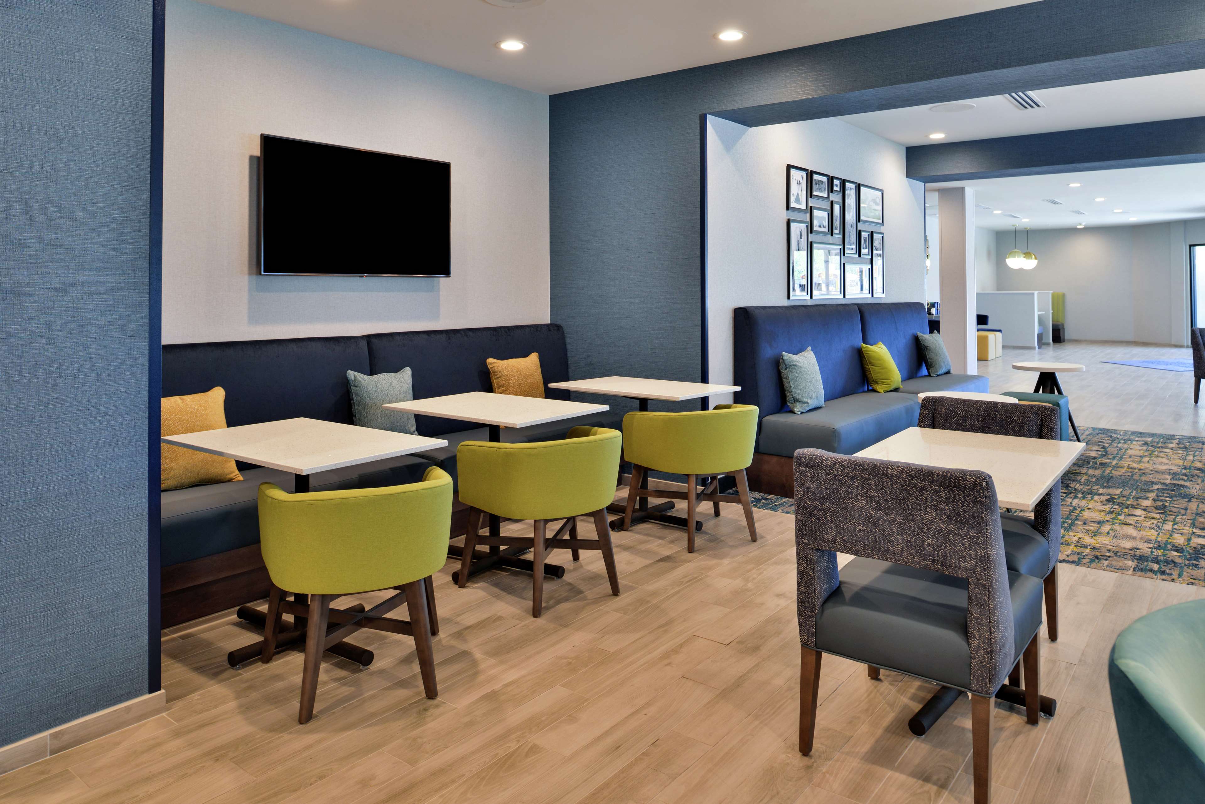 Hampton Inn Cedar Falls Downtown - photo 21