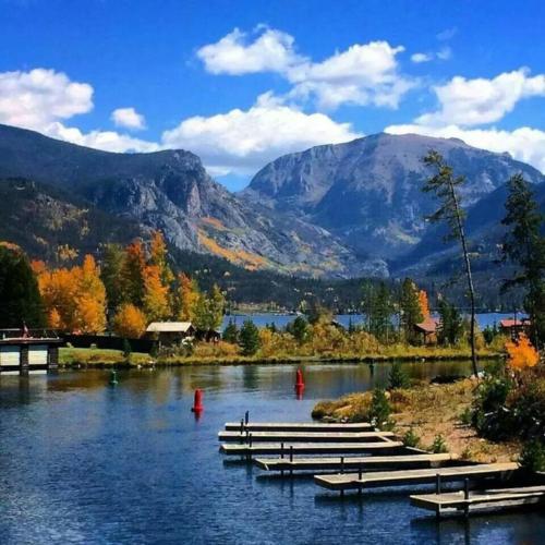 Columbine Charming Cabin 1 block from the lake in town 5 min to RMNP — 4-Star Luxury Hotel in Alliance, United States