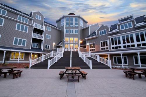 Enjoy snowball fights or romantic nights in a 1BD vacation apartment — 4-Star Luxury Hotel in Brownsville, United States