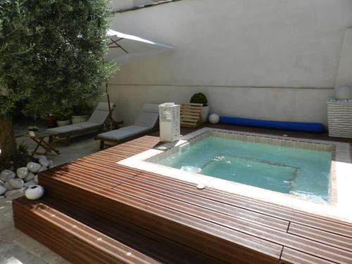Le Maset Des Aires Avec Vue Sur Le Luberon Et Son Jacuzzi Exterieur Disponible De Juin A Mi Septembre — Maubec