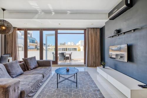 Modern Seaside Penthouse Jacuzzi BBQ Sun Deck — 4-Star Luxury Hotel in Sliema, Malta