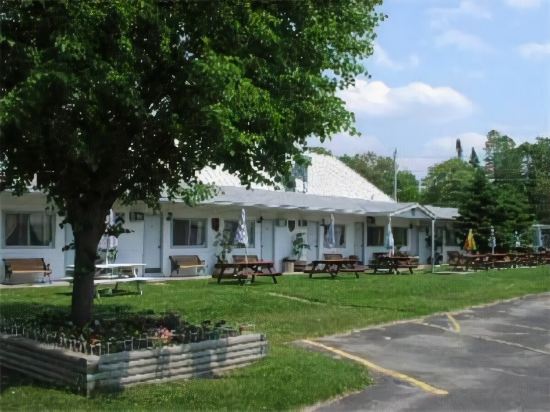 Kingsbridge Inn Bon Air Motel in Wasaga Beach, Canada