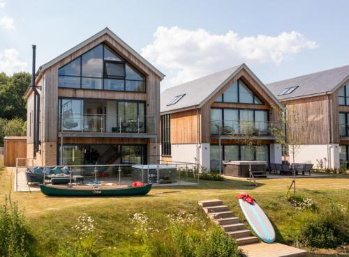 All Aboard Ml53 Hot Tub Lakeside Spa in Cirencester, United Kingdom