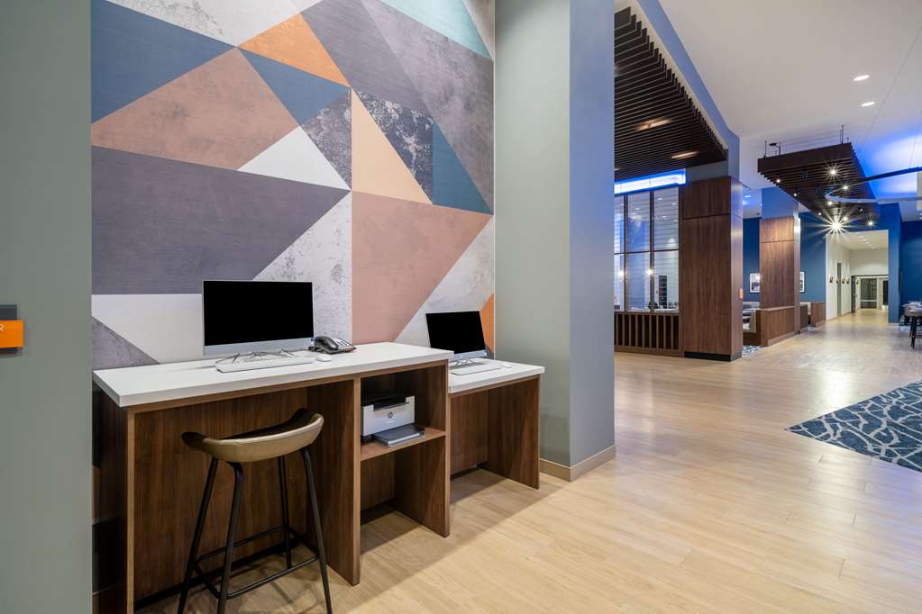 La Quinta Inn & Suites by Wyndham Nashville Downtown Stadium - photo 63