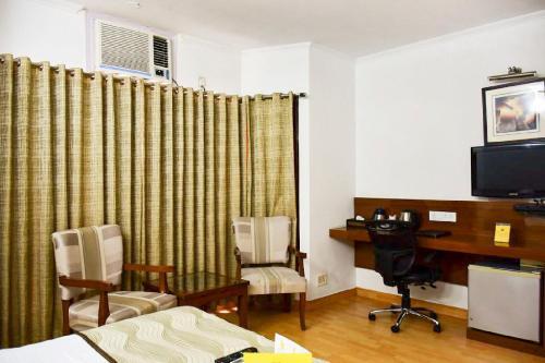 Laurent & Benon Luxury Service Apartment DLF Phase 1