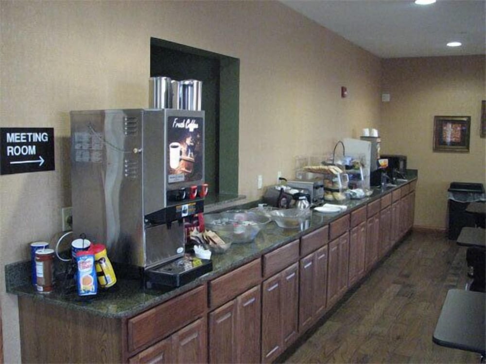 Randolph Inn and Suites - photo 35