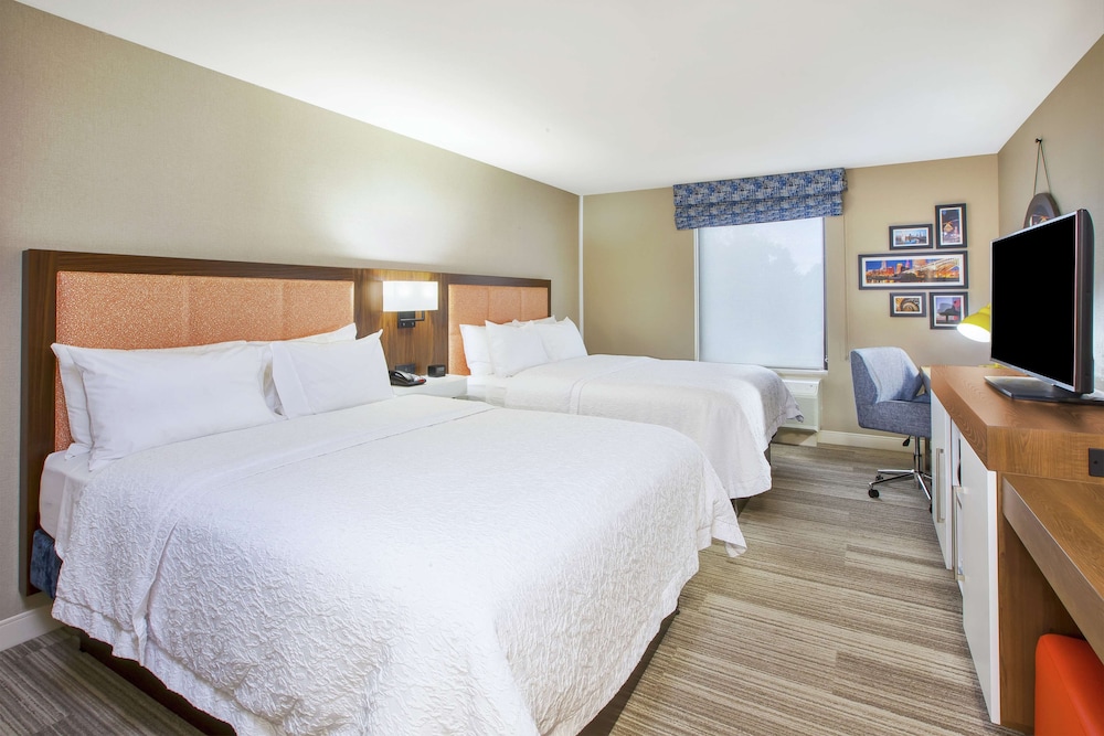 Hampton Inn & Suites Oakwood Village Cleveland - photo 9
