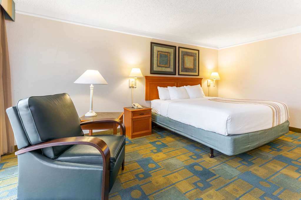La Quinta Inn & Suites by Wyndham Redding - photo 11
