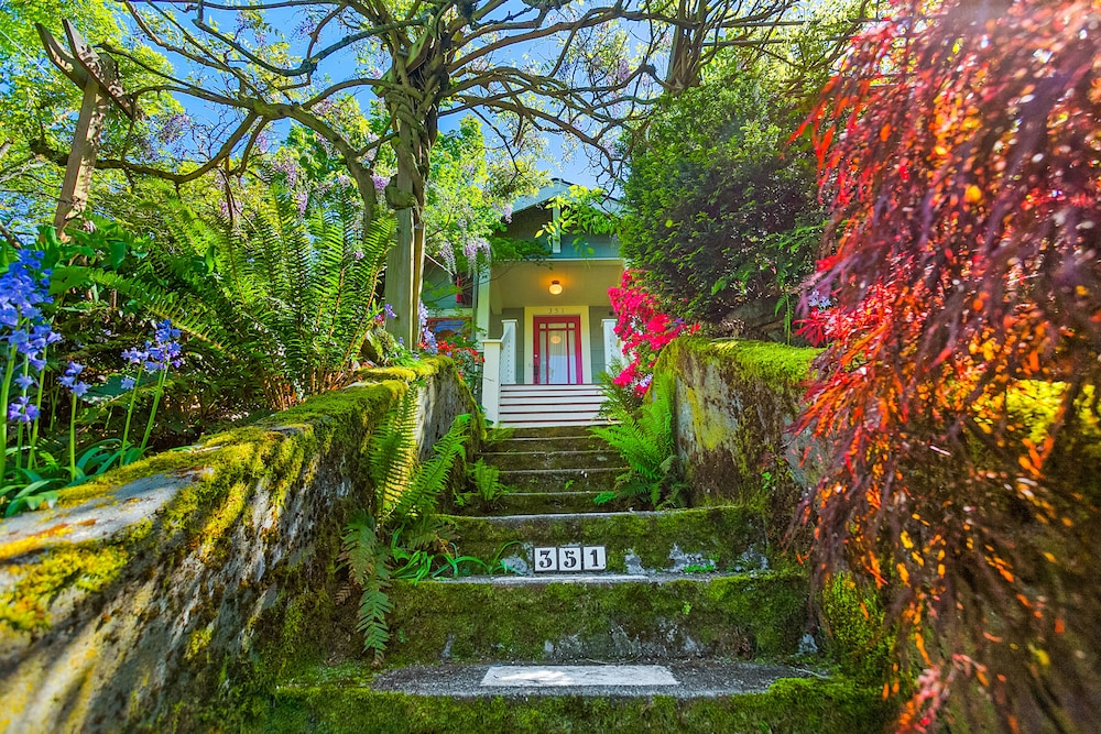 Enchanted Path to a Gardenscape - last minute hotel in Seattle