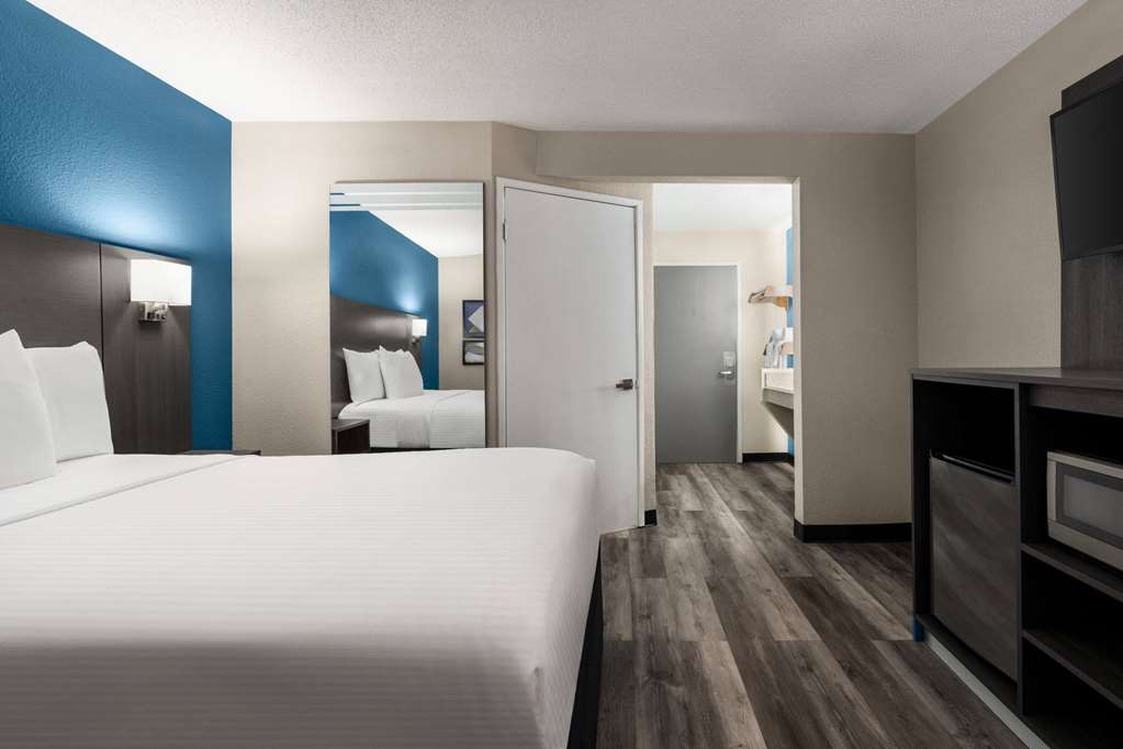 La Quinta Inn & Suites by Wyndham Chicago Tinley Park - photo 20