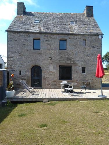 Les Charmantes Pierres Percees — hotel in Ploumilliau