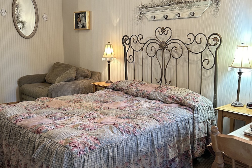 Moore's Old Pine Inn - photo 9