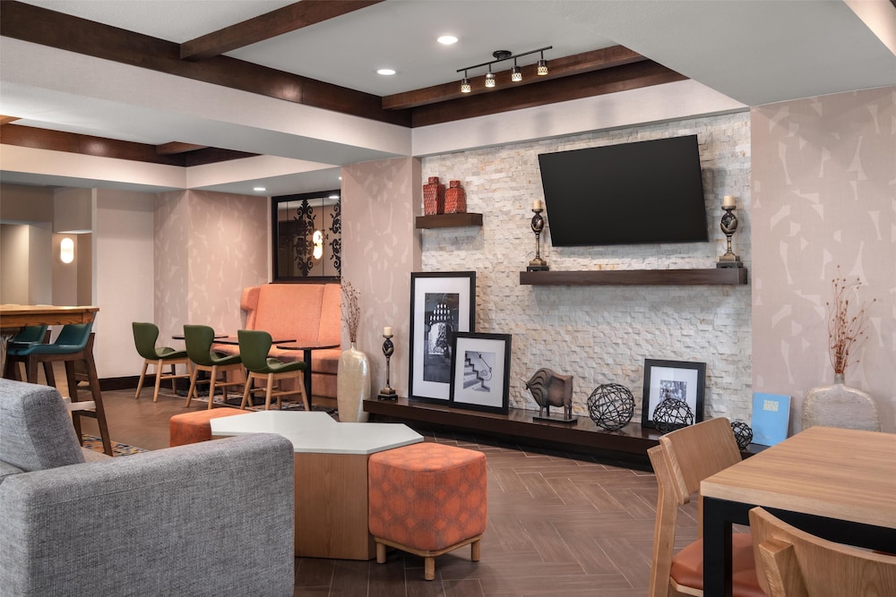 Hampton Inn & Suites Fresno - photo 2