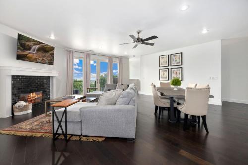 Hilltop Haven 5 Min to DT & UofA Modern in Fayetteville, United States