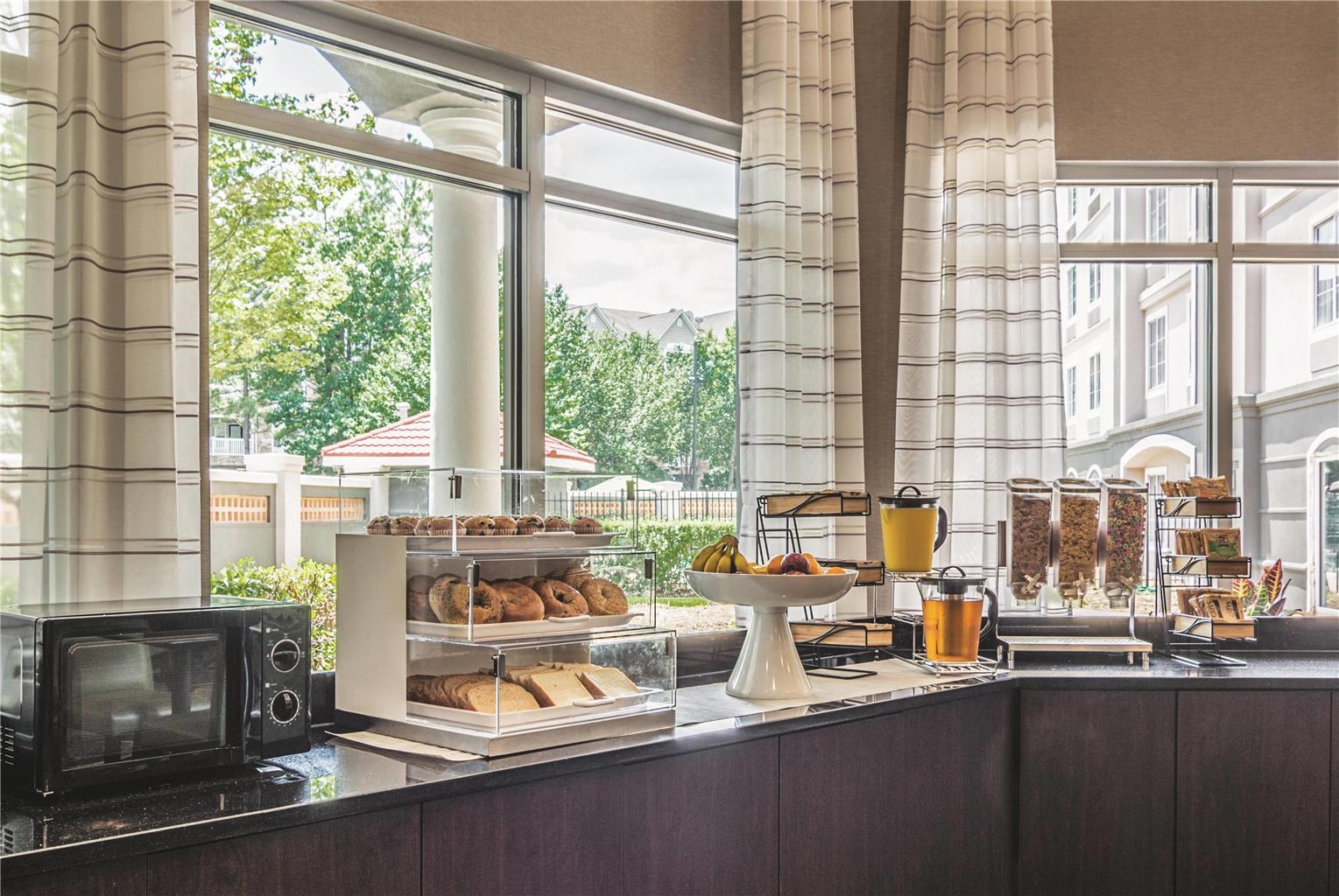 La Quinta Inn & Suites by Wyndham Atlanta Perimeter Medical - photo 35