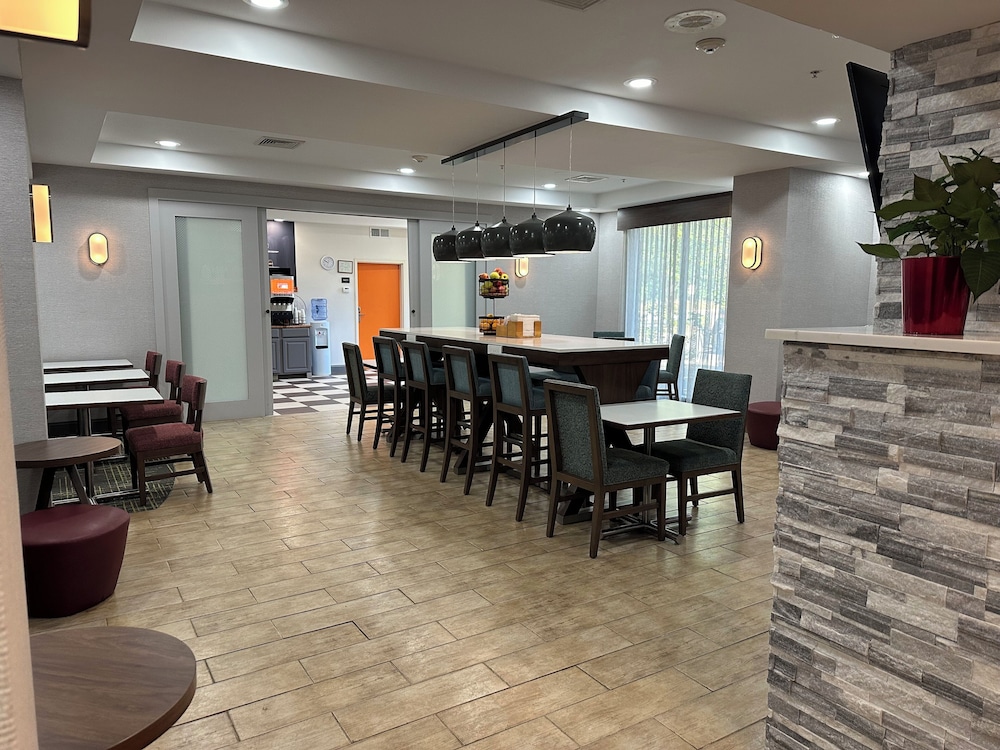 Hampton Inn Brattleboro - photo 2