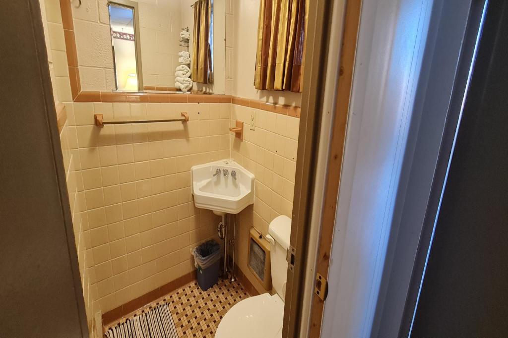 DuBois Manor Motel - photo 22