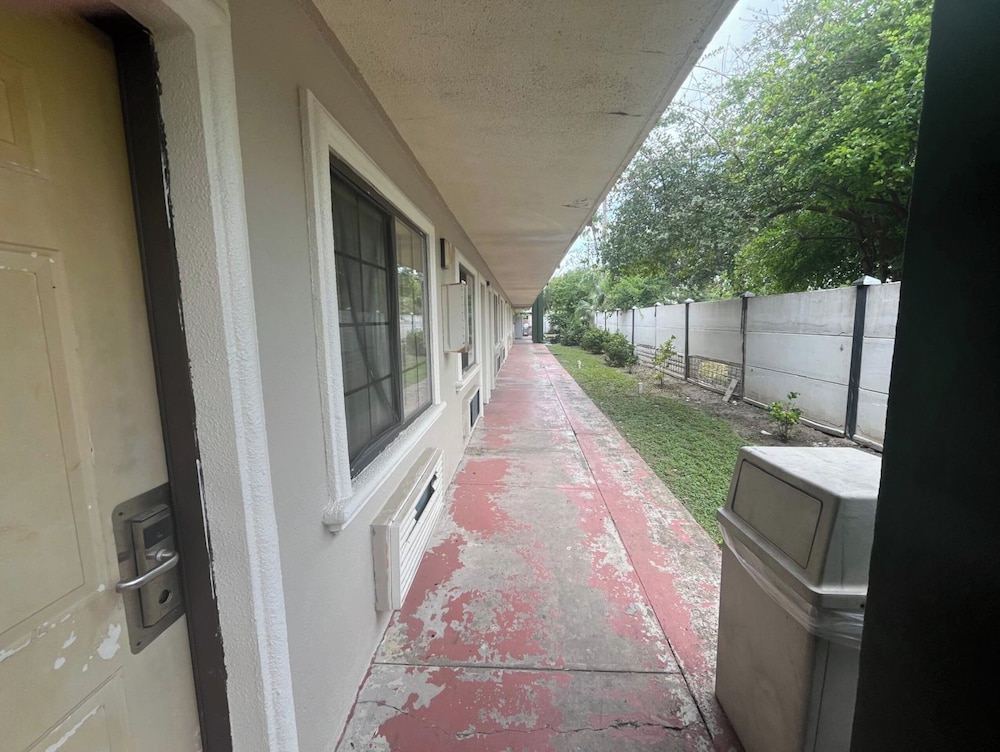 La Posada Inn By OYO Brownsville - photo 9