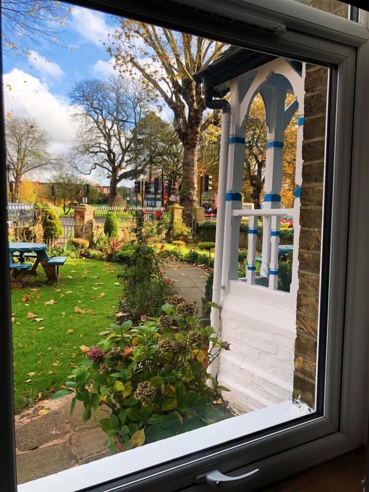 Caspian Hotel — hotel in Ealing