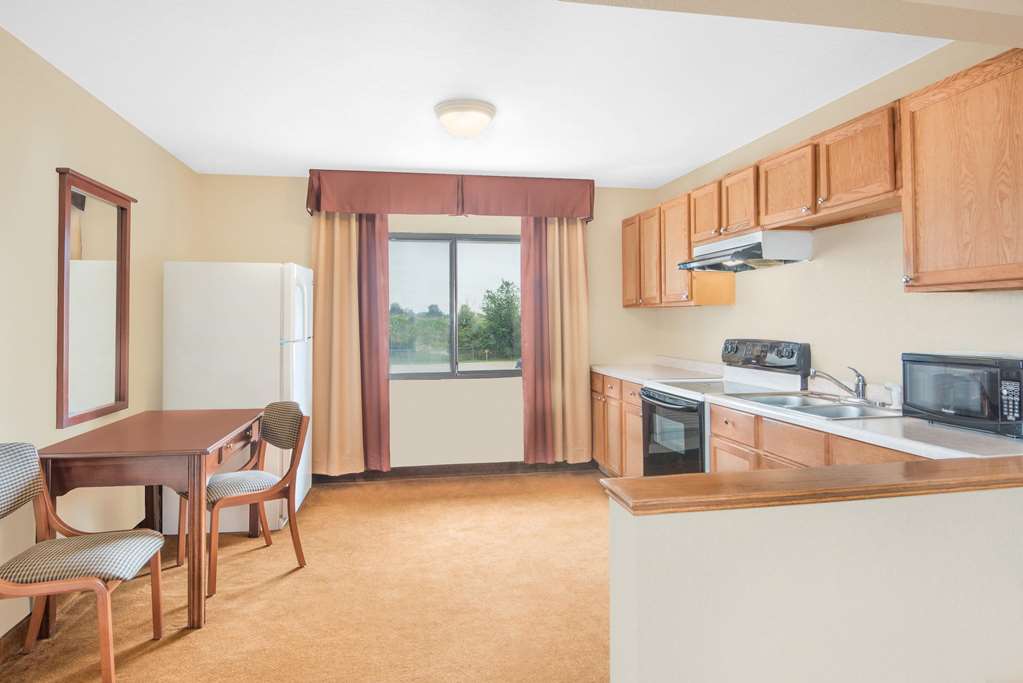 Super 8 by Wyndham Marshalltown - photo 5