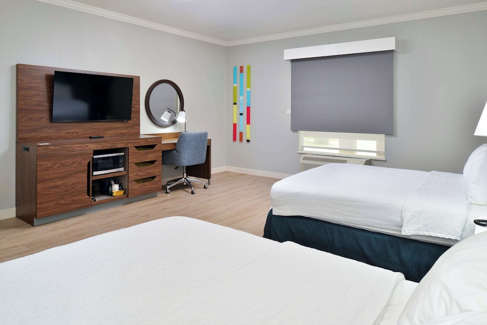 Hampton Inn & Suites Greenville - photo 24