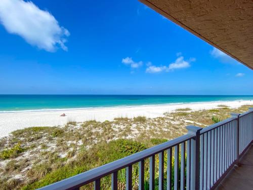 Amazing Beachfront Condo with Pool & Hot Tub — 4-Star Luxury Hotel in Bradenton Beach, United States