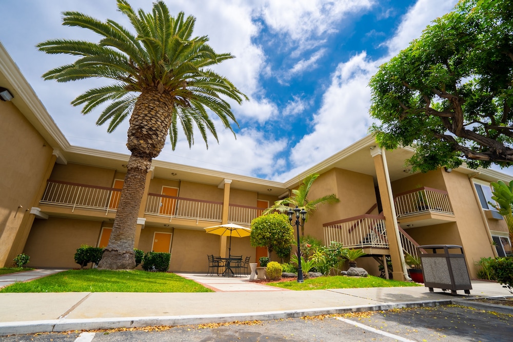 Howard Johnson by Wyndham Buena Park - photo 33