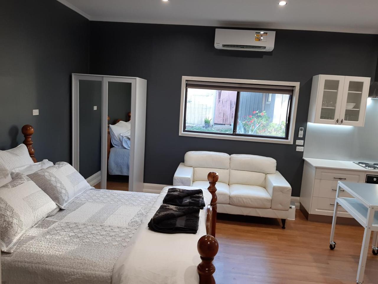 Maple Leaf Cottage — 4-Star Luxury Hotel in Dubbo, Australia