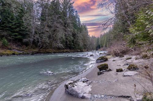 Chase's River Cabin Hot tub Firepit & Fireplace — 4-Star Luxury Hotel in Granite Falls, United States