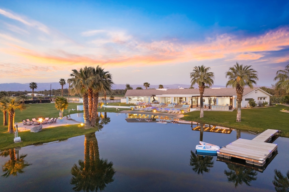 Buena Vista by Avantstay Massive Outdoor Oasis w Pool Spa & Firepit - photo 10