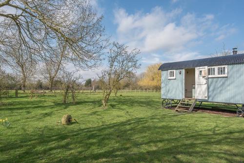 Sage Shepherds Hut Boundary Farm Framlingham in Woodbridge, United Kingdom