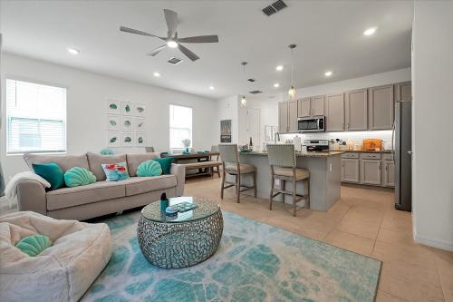 Modern 3 Bed Townhouse with Game Room & Hot Tub — 4-Star Luxury Hotel in Davenport, United States